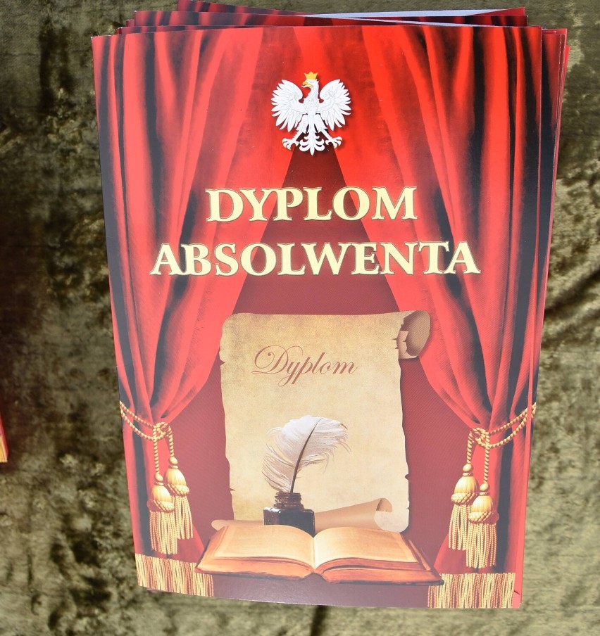 Malbork. Zakończenie roku szkolnego 2020/2021 w Szkole Podstawowej nr 8. Pożegnanie ósmoklasistów