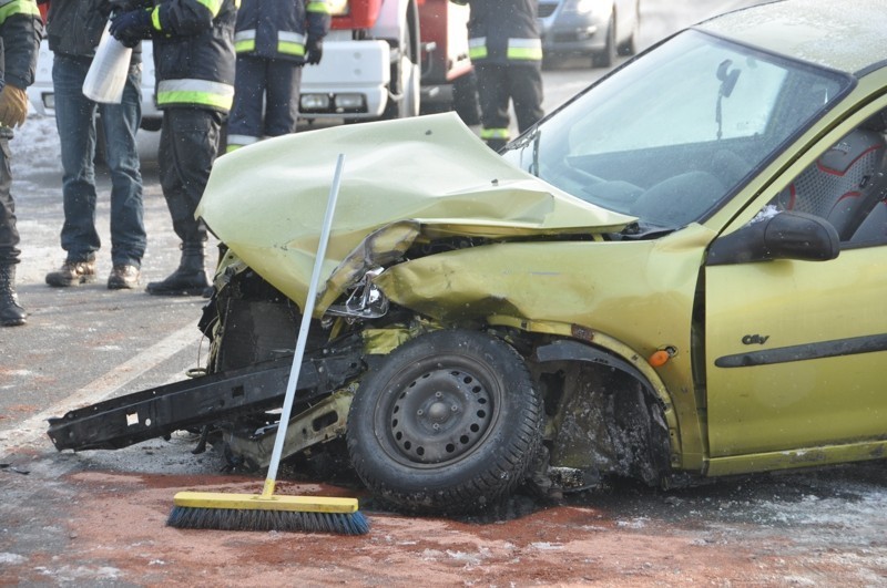 Wypadek w Łapalicach. Sześć osób rannych, zablokowana droga wojewódzka 211