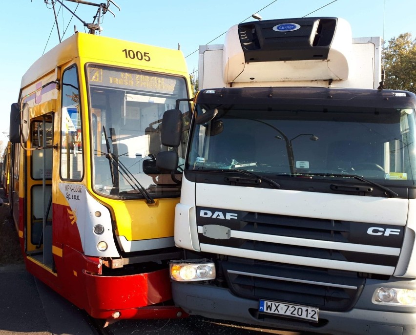 Wypadek tramwaju na Zgierskiej w Łodzi. Zderzenie ciężarówki...