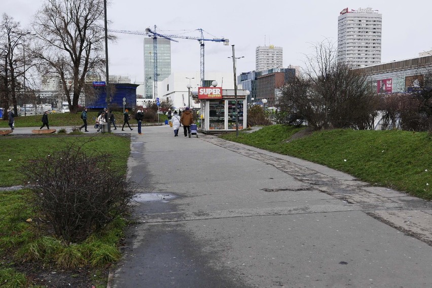 Patelnia przy metrze koszmarem Warszawy.  "Brud, syf, kiła i mogiła". Mieszkańcy wstydzą się tego miejsca. Czy miasto je naprawi? 