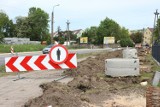 "Rowerem do pracy". Trwa budowa chodnika i ścieżki rowerowej na ulicy Belwederskiej w Łęczycy 