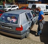 Wrocław. Najpierw stracił dom, teraz auto, w którym mieszka. Sąsiedzi ruszyli z pomocą. Ty też możesz pomóc!