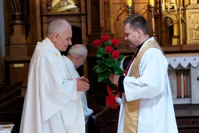 W 2013 roku ks. Józef Jaroma (z lewej) świętował 50-lecie swojego kapłaństwa.