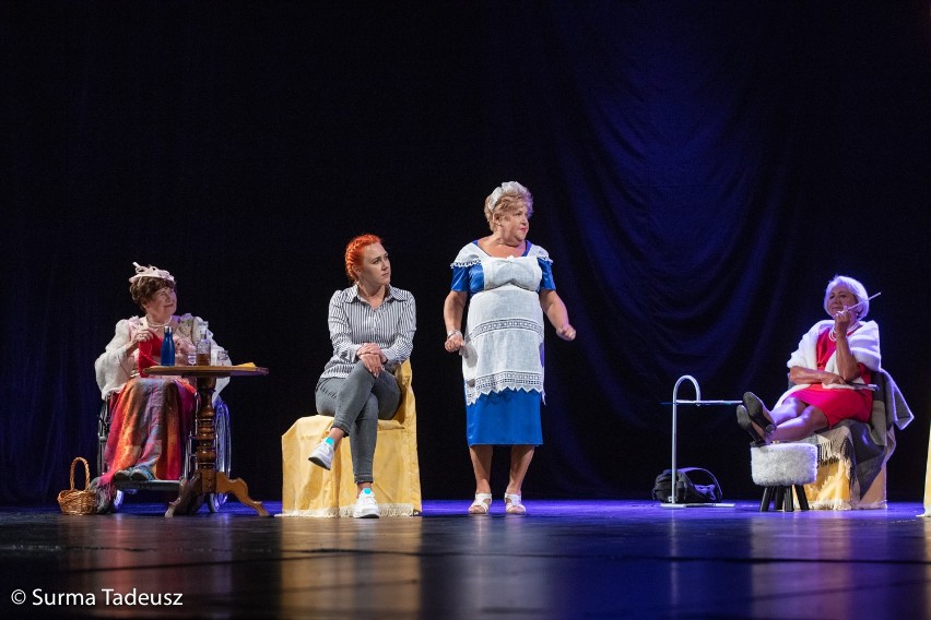 Teatr Krzywa Scena przedstawił "8 kochających kobiet". ZDJĘCIA