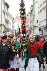 Niedziela palmowa w Krakowie. Niezwykły korowód przeszedł ulicami miasta. Odbył się też konkurs palm na Rynku Głównym