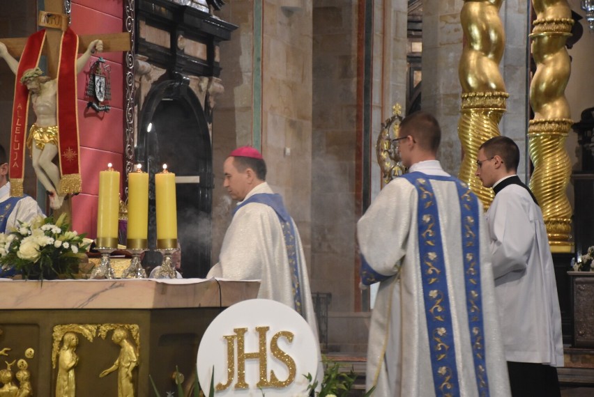 Katedra Gniezno. Gnieźnieńskie obchody święta Konstytucji 3 Maja. Mszę Świętą prowadził bp Orchowicz [FOTO]