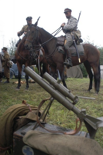 Pilnik militarny przy schronie bojowym uświetnił pokaz wyszkolenia kawalerii