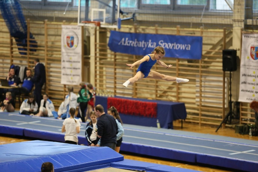 Oliwia Przybylska podczas zawodów na trampolinie