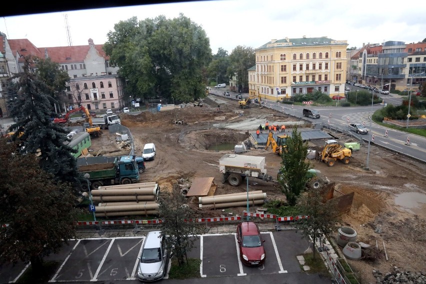 Trwa przebudowa placu Słowiańskiego w Legnicy. Są utrudnienia w ruchu, zobaczcie aktualne zdjęcia