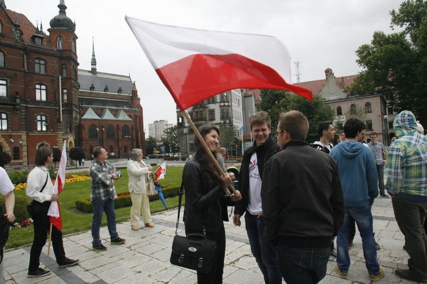 Manifestacja pod pomnikiem wdzięczności w Legnicy (ZDJĘCIA)