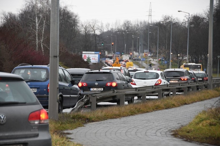 Czarny piątek dla kierowców. Potężne korki w Kielcach (ZDJĘCIA)