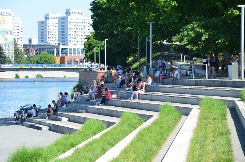 Podczas upałów wielu wrocławian szuka schronienia w cieniu....