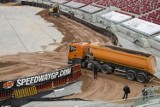 Na Stadionie Narodowym powstaje tor żużlowy. Byliśmy tam z aparatem [ZDJĘCIA,WIDEO]