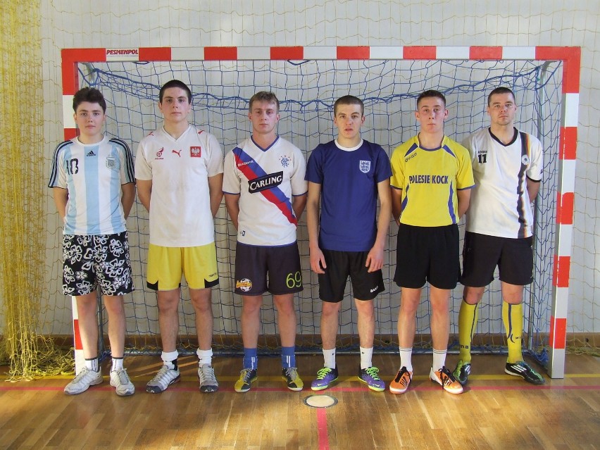 12 drużyn wzięło udział w IV edycji Halowej Ligi Piłki...