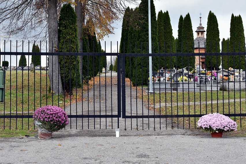 Gorlice. Decyzja zapadła: cmentarze zostały pozamykane. Gorliczanie stawiają symboliczne znicze i kwiaty  przed bramami [ZDJĘCIA]