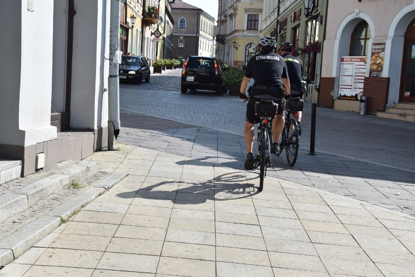 Tarnów.  Rowerowe patrole Straży Miejskiej wyruszyły w miasto. Funkcjonariusze-cykliści patrolują ulice Tarnowa