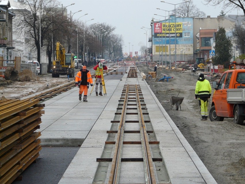 Remont torowiska w Pabianicach. W centrum montują szyny ZDJĘCIA