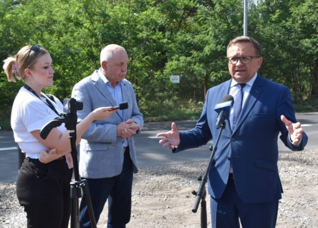 Poseł Marek Matuszewski tuż przed oddaniem drogi do użytku.