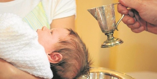 Czy ksiądz powinien odmówić ochrzczenia nieślubnego dziecka? Opinie internautów.
