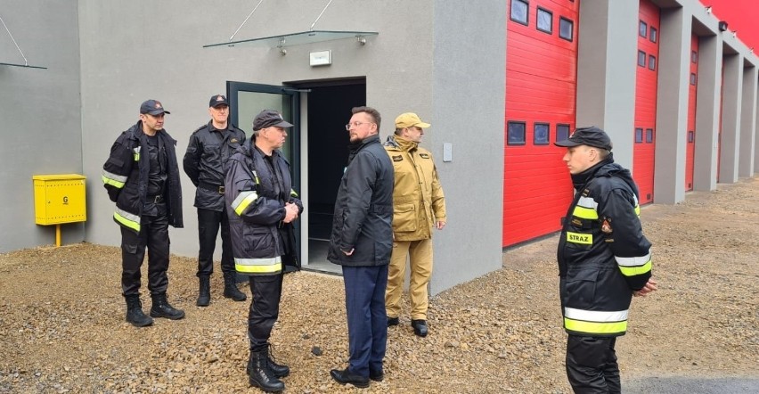 Wybudowano nowy garaż wielostanowiskowy dla strażaków z Piotrowic. Prezydent Krupa podziękował im "za codzienną służbę, trud i oddanie"