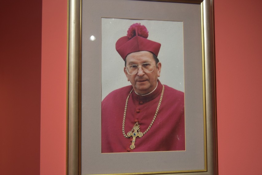 Nowa wystawa stała w Muzeum Ziemi Kościerskiej poświęcona ks. arcybiskupowi Henrykowi Muszyńskiemu [ZDJĘCIA]