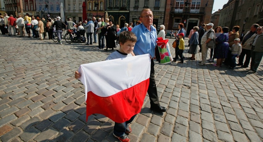 Flaga powinna mieć proporcje 5:8 i być umieszczona na jednym...