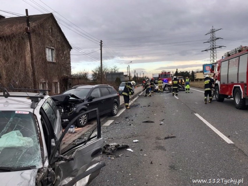 Wypadek w Mikołowie na Gliwickiej [ZDJĘCIA]. Zderzenie trzech pojazdów, są ranni