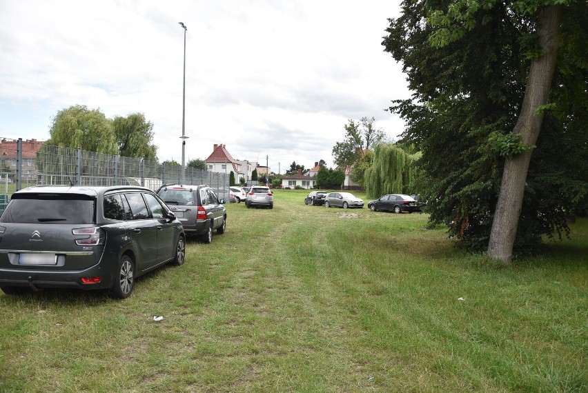 Malbork. Na Toruńskiej powstał "dziki" parking. Władze miasta o tym wiedzą, nie mają nic przeciwko, bo zapowiadają umowę dzierżawy