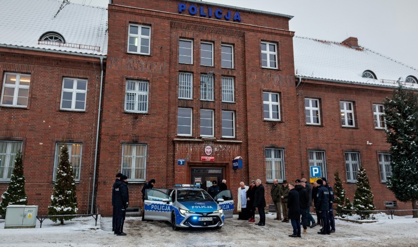 Radiowóz jest wyposażony w szereg systemów zapewniających funkcjonariuszom bezpieczeństwo oraz i komfort pracy