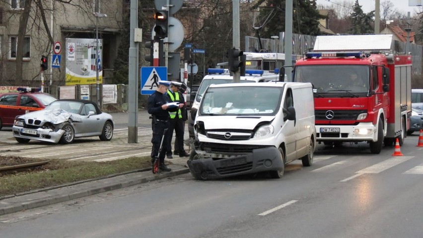 Wrocław: Wypadek na Karkonoskiej (ZDJĘCIA)