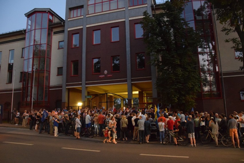 Łańcuch światła w Rybniku: Setki protestujących przemaszerowały z sądu okręgowego przez rynek
