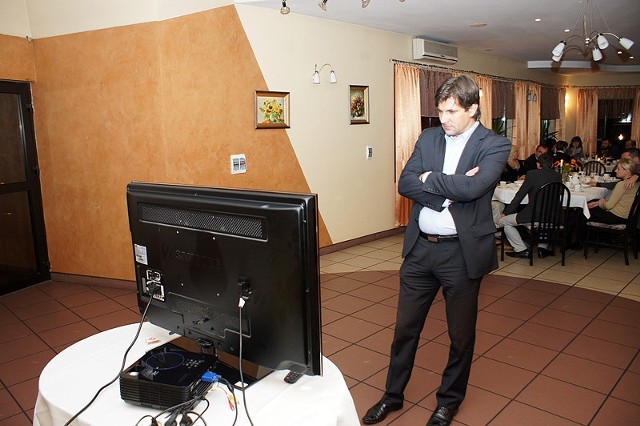 Senator Piotr Kaleta przygląda się telewizyjnym relacjom z przebiegu wyborów.