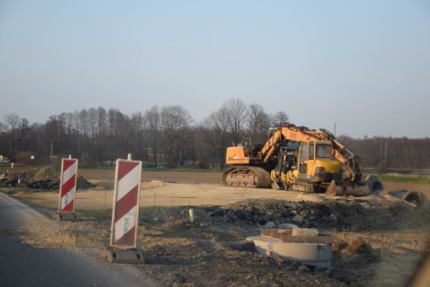 Trwa budowa ronda w Łękach na skrzyżowaniu dróg 948 i 949