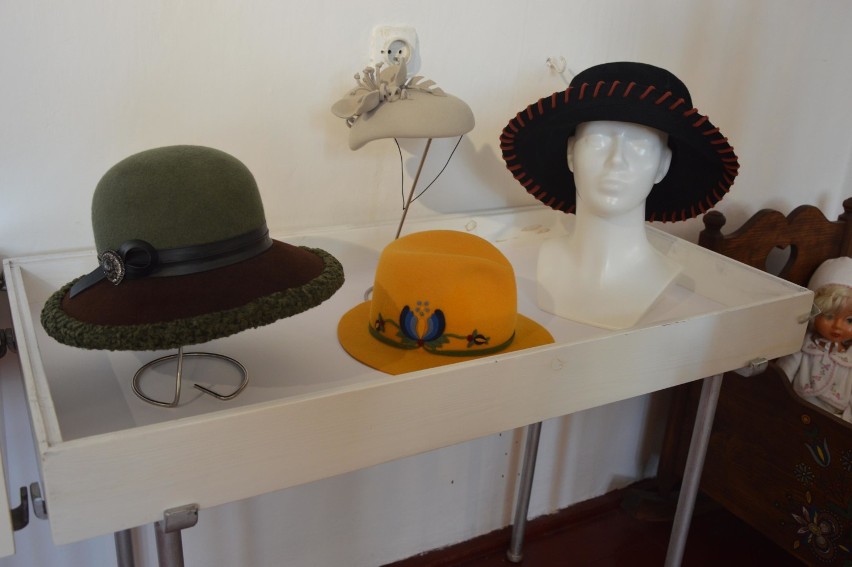 Niczym pokaz mody - Joanna Reglińska zaprezentowała eleganckie kapelusze w Muzeum Kaszubskim [ZDJĘCIA, WIDEO]