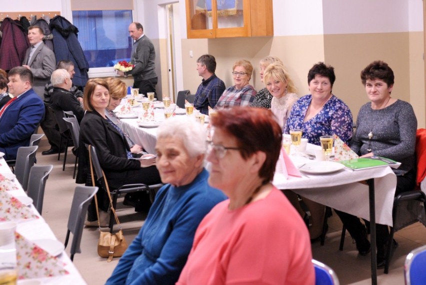 Święto Kobiet w Ligocie w wesołej atmosferze i drobnymi upominkami