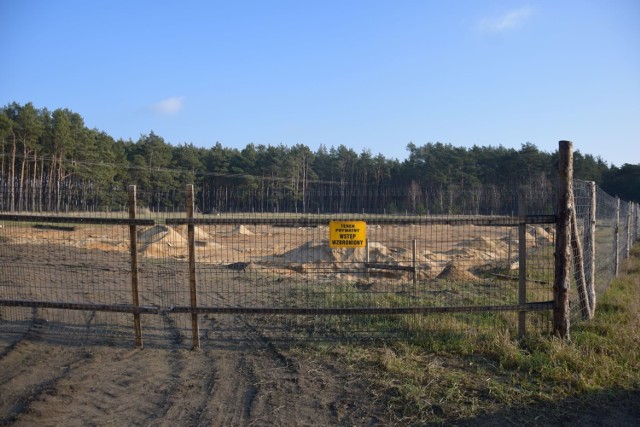 Obora dla krów powstaje w odległości ok. 120 metrów od fabryki słodyczy Nestle