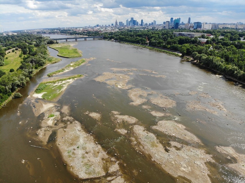 Niski poziom wody w Wiśle w Warszawie. Zdjęcia z drona