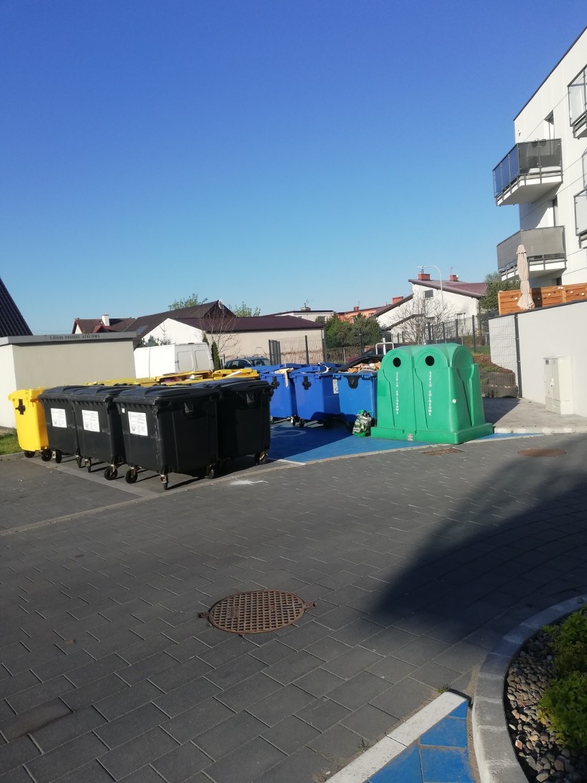 Problematyczny odbiór śmieci przy Azaliowej w Pruszczu Gdańskim. Wiata jest, ale nie można z niej korzystać