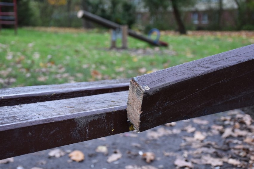 Tak wygląda ławka i huśtawka w parku POW w Sławnie