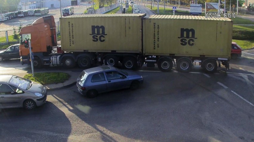Ciężarówka zablokowała skrzyżowanie w Olsztynie