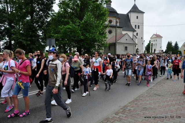 W sobotę 20 czerwca odbyła się kolejna pielgrzymka ze Staszowa do Sulisławic. Mimo pandemii, swoje prośby do Matki Boskiej Sulisławskiej zaniosło mnóstwo wiernych. 

Na kolejnych slajdach niesamowite zdjęcia z pielgrzymki>>>