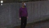 "Człowiek-koń" stoi na ulicy w Szkocji