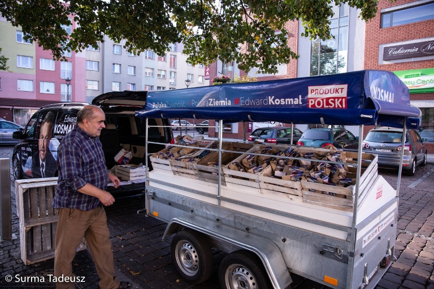 Barwy kampanii w Stargardzie. Kandydaci rozdają ziemniaki i dyskutują o gospodarce