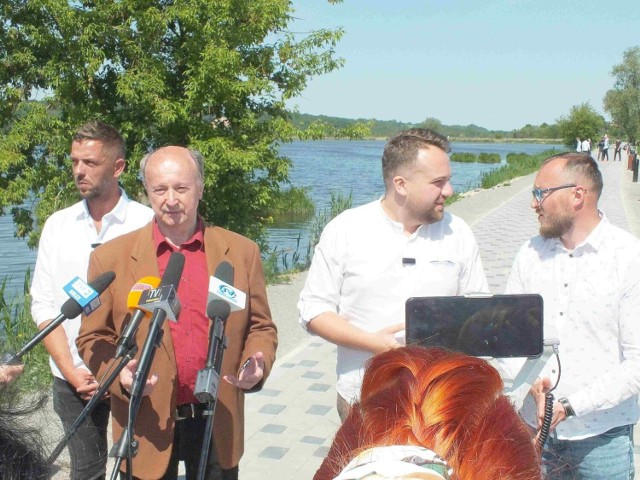 Podczas konferencji na grobli stawu, od lewej: Bartosz Wojtczak, radny Włodzimierz Orkisz, Marek Materek, Ernest kumek- kierownik referatu w Urzędzie miejskim