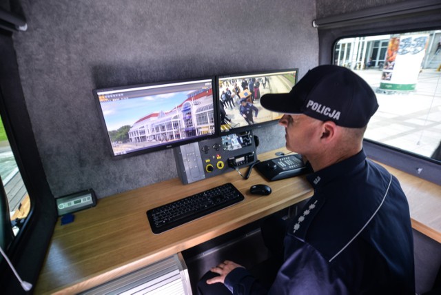 Mobilne Centrum Monitoringu sopockiej policji pomaga w utrzymywaniu porządku w kurorcie.
