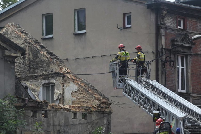 Zawalił się dach budynku przy ulicy Sobieskiego w Siemianowicach Śląskich [ZDJĘCIA, WIDEO]