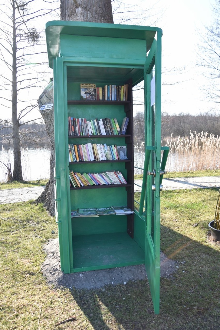 Nowy Tomyśl. Antyczna budka telefoniczna z książkami stanęła przy jeziorku w Sękowie