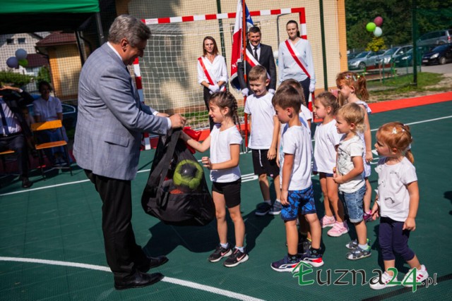 Z okazji otwarcia boiska w Bieśniku najmłodsi użytkownicy nowego obiektu sportowego dostali prezent - zestaw piłek od wójta Mariusza Tarsy