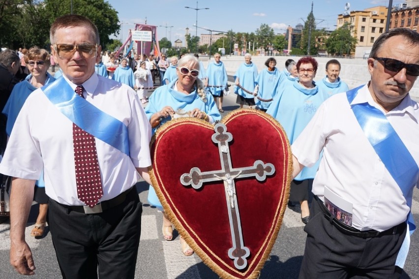 Uroczystości Święta Eucharystii rozpoczęły się od procesji,...