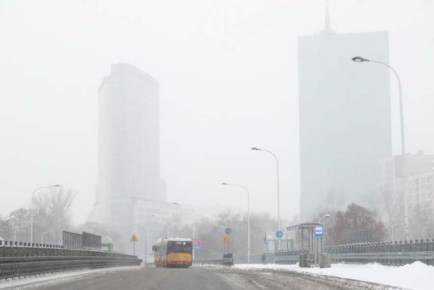 Trudne warunki na stołecznych ulicach. Służby nie nadążają odśnieżać jezdni i chodników. Doszło do kilku kolizji, utrudnienia na kolei